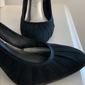 WHBM PLEATED TEXTURED PUMPS😍